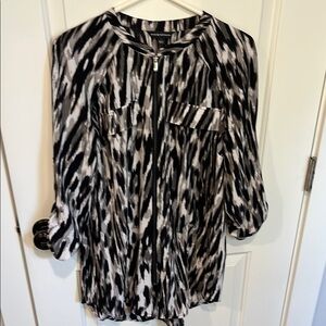 Rock & Republic Black and White Graphic Blouse with 3/4 Sleeves